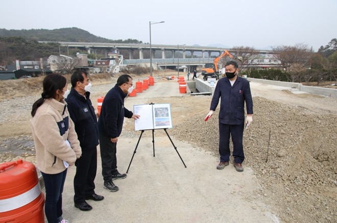 오규석 기장군수는 4일 오전 10시 30분경 교통 여건을 개선하기 위해 추진 중인 장안읍 ‘하근마을 지구단위계획도로 개설’ 현장을 방문해 그간 추진 현황을 점검하고 있다.(사진제공=부산 기장군)