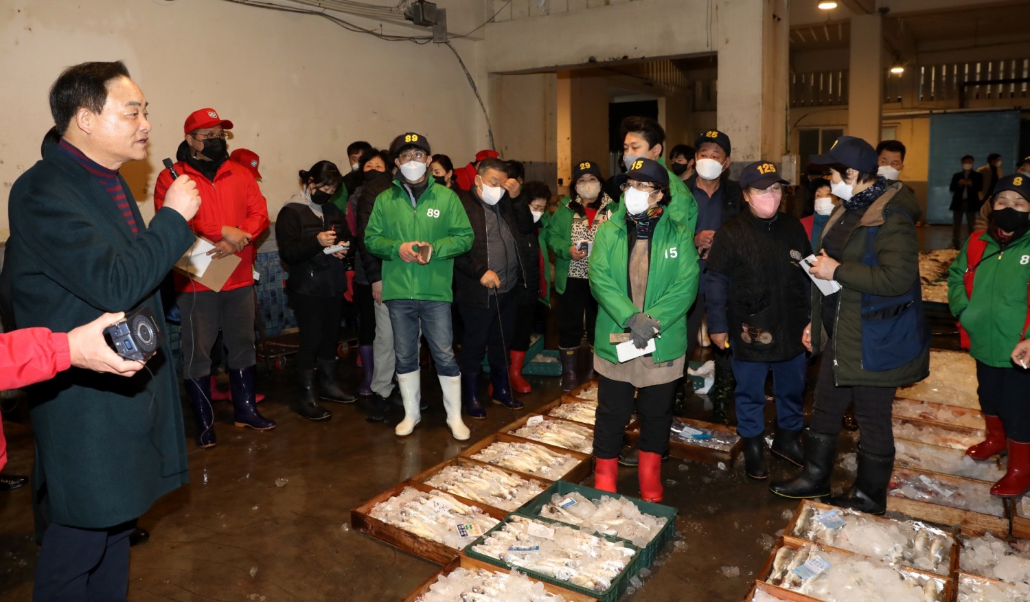 임준택 수협중앙회장(사진 가장 오른쪽에서 두번째)은 지난 3일 수협중앙회 제주본부에서 열린 경제사업 활성화 간담회에서 제주관내 조합장들과 수산현안에 관하여 이야기하고 있다.(사진= 수협중앙회)