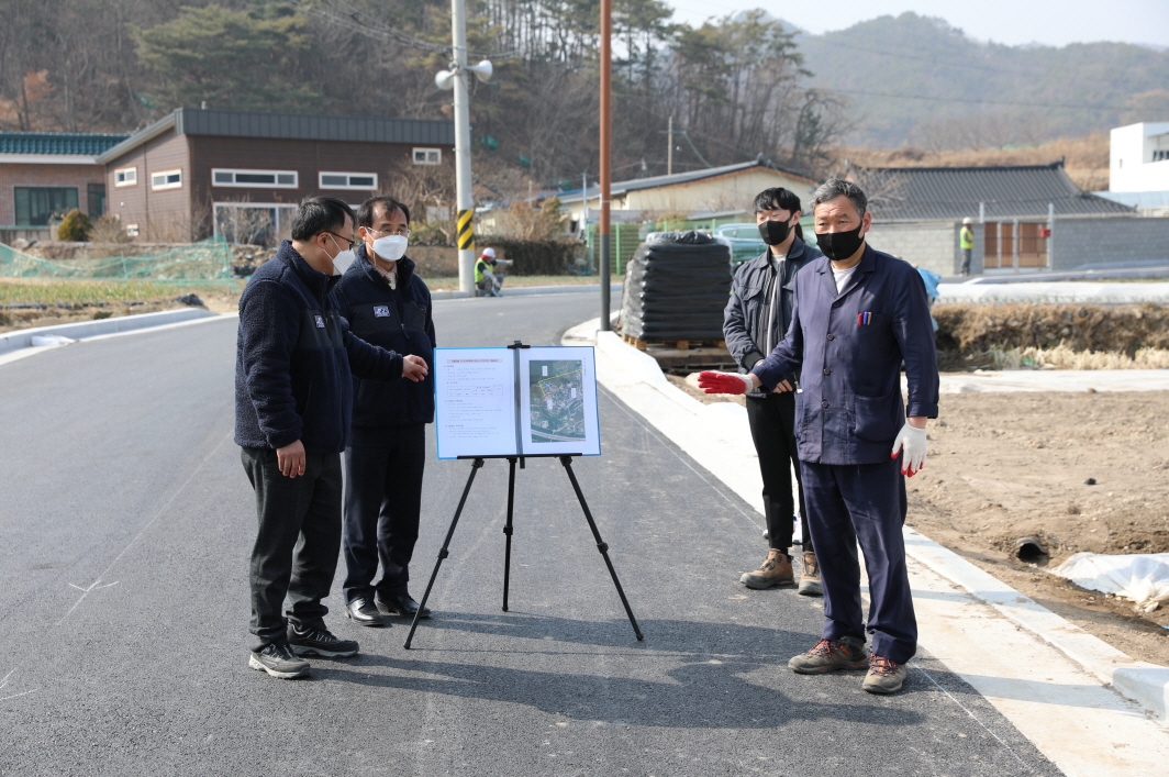 오규석 기장군수는 4일 오후 2시 30분경 장안읍 ‘기룡마을 도로 개설’ 현장을 방문해 그간 추진 현황을 점검하고 있다.(사진제공=부산 기장군)
