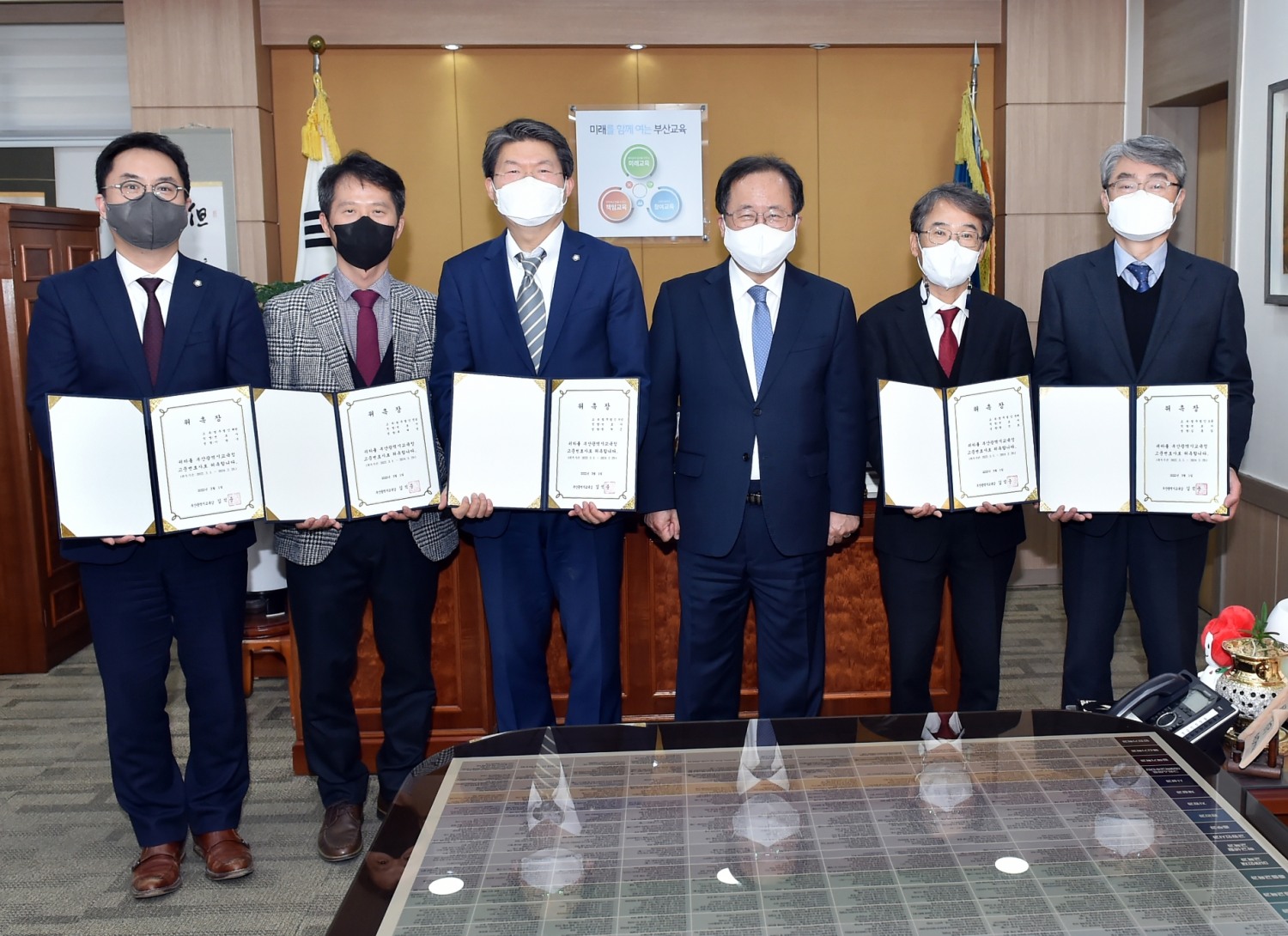 김석준 부산교육감(우측 세번째)이 4일 신임 고문변호사 5명에게 위촉장을 수여하고 기념촬영.(사진제공=부산교육청)