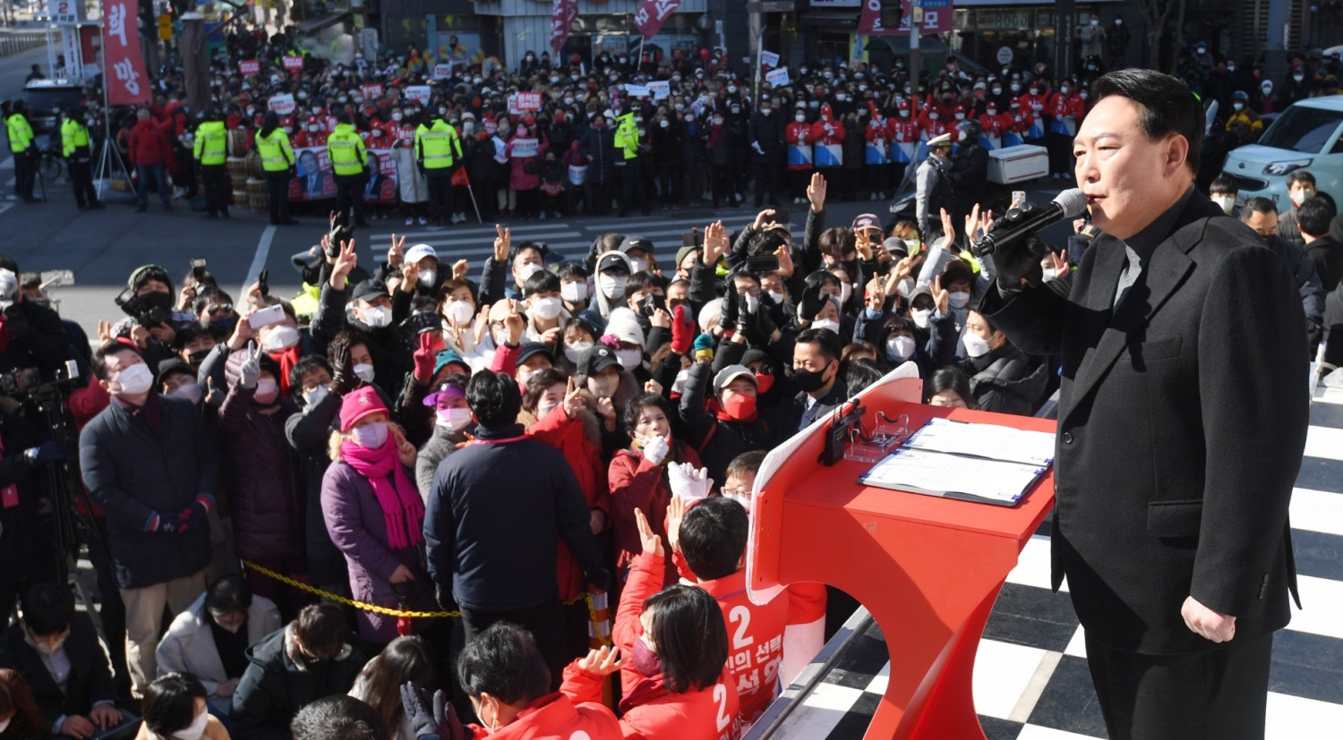 국민의힘 윤석열 대선 후보가 6일 오전 서울 강동구 광진교남단사거리에서 열린 유세에서 지지를 호소하고 있다.(사진=연합뉴스)