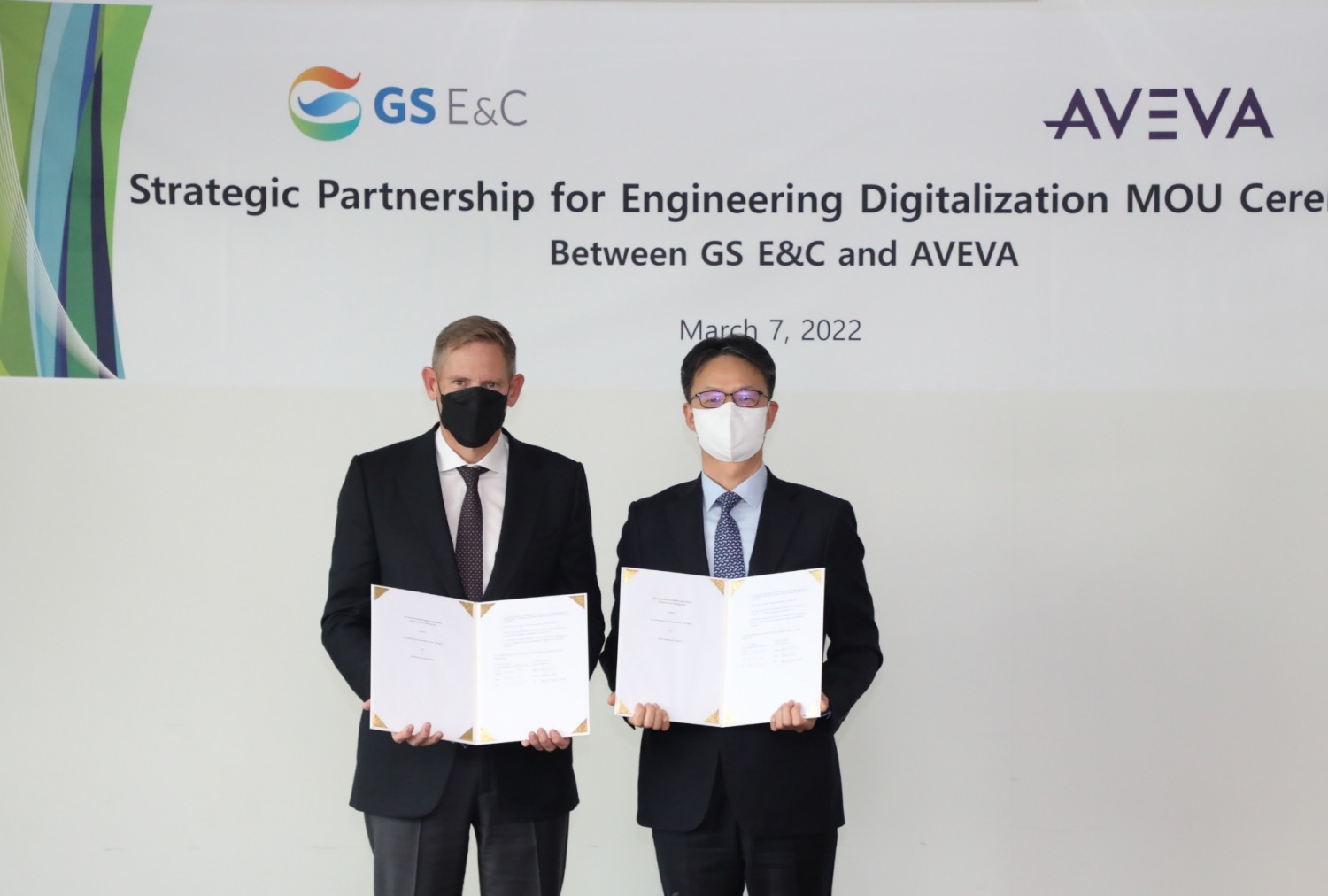 양해각서(MOU) 체결식에서 조성한 GS건설 플랜트부문대표(사진 오른쪽)와 캐스퍼 허즈버그(Caspar Herzberg) 아비바社 글로벌 영업대표가 기념촬영을 하고 있다.(사진=GS건설)