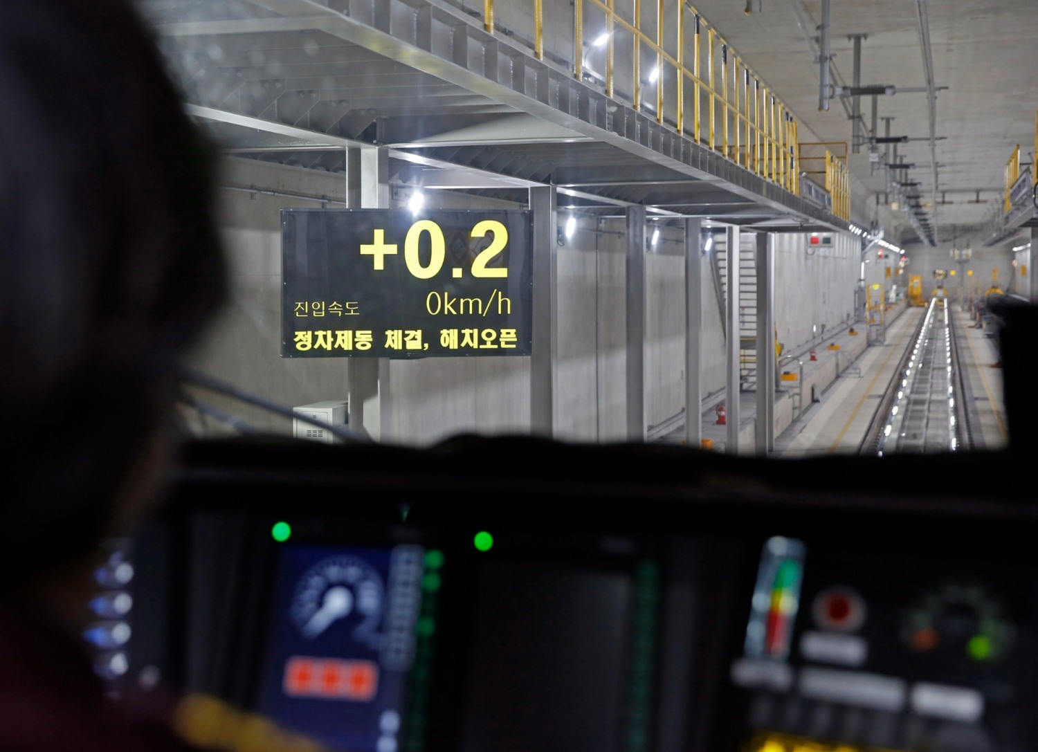 SRT 기장이 열차 정위치 정차 안내 시스템에 따라 열차를 정차하고 있다.(사진=SR)