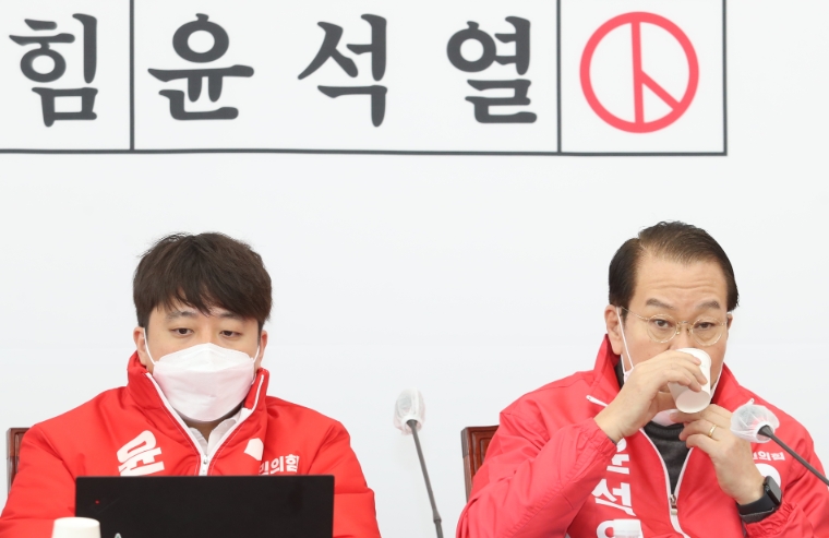 국민의힘 이준석 대표와 권영세 선거대책본부장이 7일 확대선거대책본부 회의에 참석했다. 사진=연합뉴스