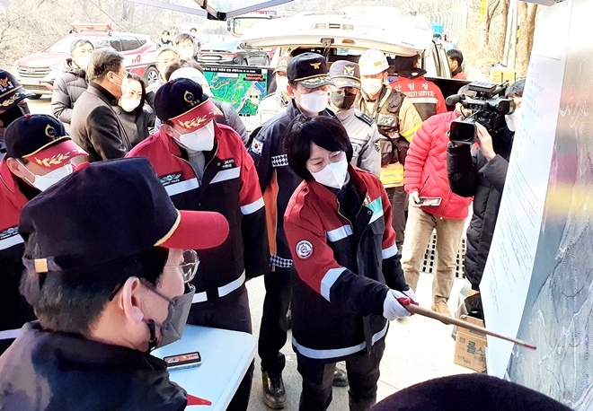 정미영 금정구청장이 현장 지휘를 하고 있다.(사진제공=부산 금정구)