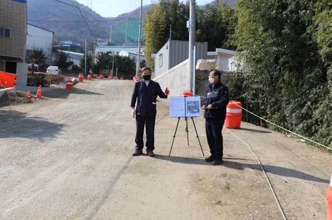 오규석 기장군수는 8일 오전 10시 30분경 산단 지역 내 물류 유통과 지역 주민들의 통행 여건을 개선하기 위해 추진 중인 정관읍 ‘매학리 도로 개설 공사’ 현장을 방문해 그간 추진 현황을 점검하고 있다.(사진제공=부산 기장군)