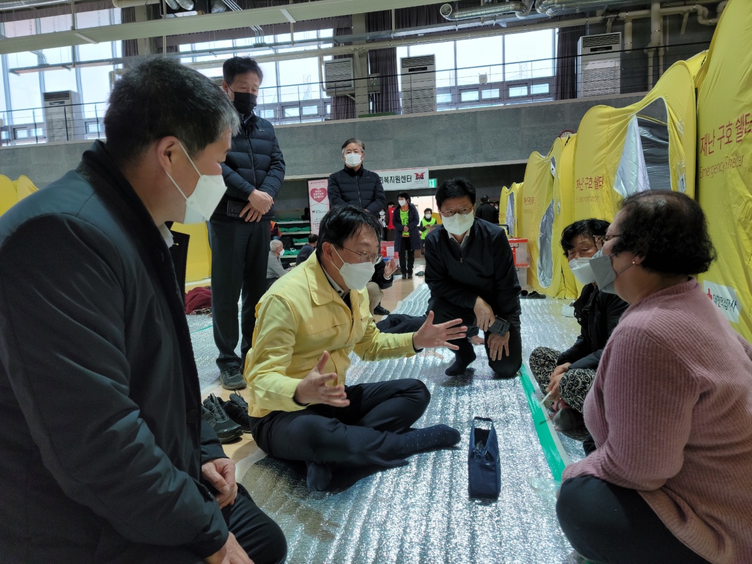 김현준 LH 사장(왼쪽 세 번째)이 경상북도 울진군 주민 임시대피소(국민체육센터)에서 이재민에게 위로의 말을 전하고 있다.(사진=LH)