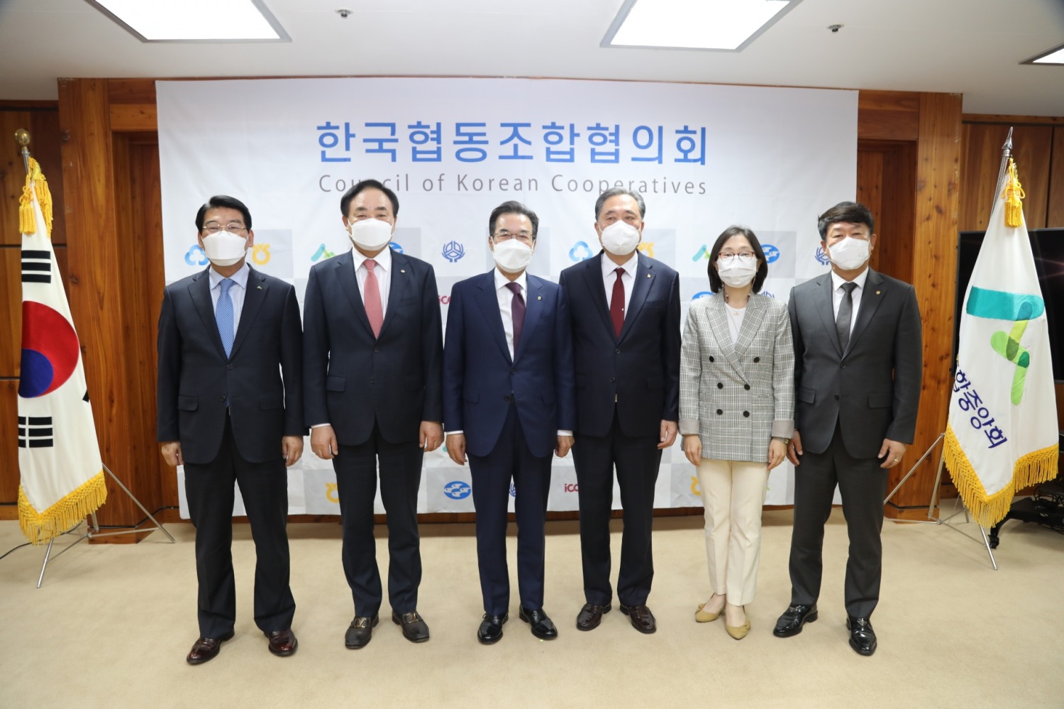 한국협동조합협의회 회장단 (산림조합중앙회 최창호 회장, 수협중앙회 임준택 회장, 농협중앙회 이성희 회장, 새마을금고중앙회 박차훈 회장, 아이쿱생협연합회 김정희 회장, 신협중앙회 김윤식 회장). (사진=한국협동조합협의회)