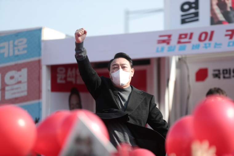 국민의힘 윤석열 대선 후보가 8일 제주시 동문시장 일대에서 열린 제주도 거점 유세에서 지지를 호소하고 있다. 사진=윤석열캠프