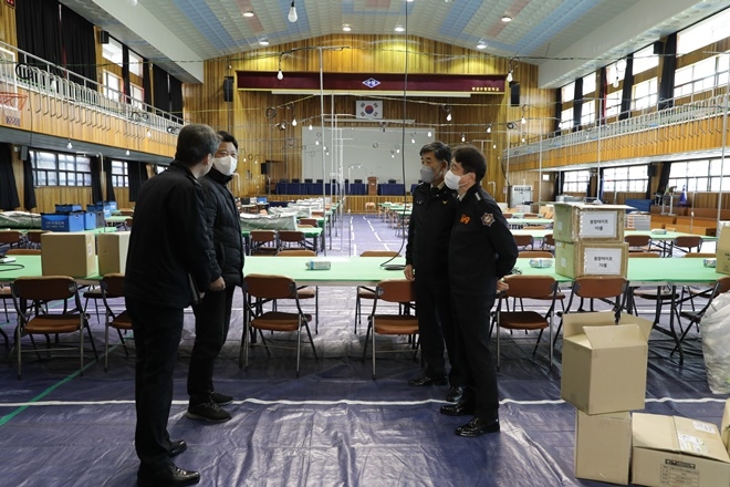 부산남부소방서장이 개표소(수영중학교 체육관) 안전지도 점검을 하고 있다.(사진제공=부산소방재난본부)