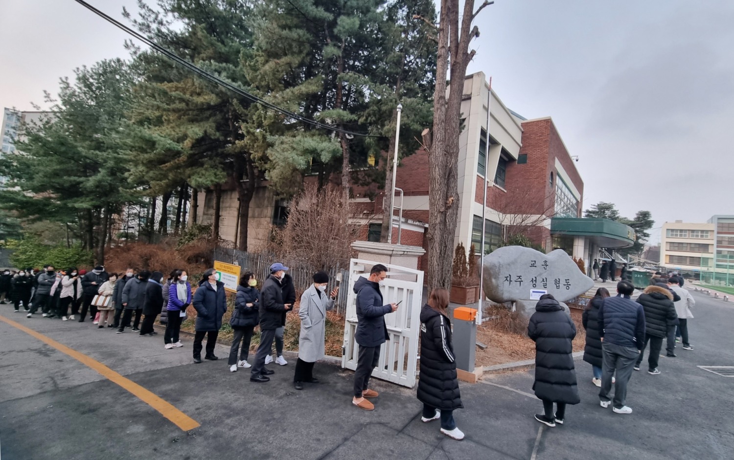 제20대 대통령선거일인 9일 오전 서울 강남구 삼성2동 제3투표소(언주중학교)에서 유권자들이 투표 차례를 기다리며 줄을 서고 있다.(사진=연합뉴스)