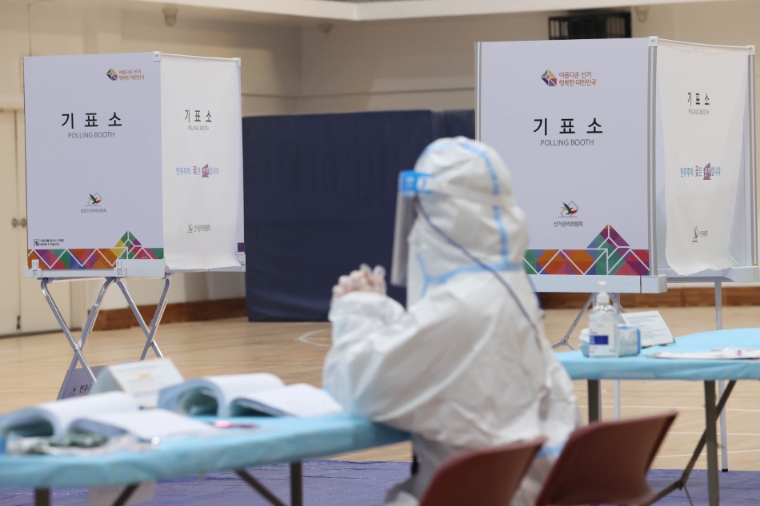 제20대 대통령 선거일인 9일 오후 서울 용산구 원효로제2동제3투표소에서 방역복을 입은 선거관리원이 투표를 준비하고 있다. 사진=연합뉴스