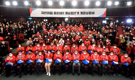 국민의힘 이준석 대표, 권영세 선대본부장 등이 9일 서울 여의도 국회 도서관에 마련된 제20대 대선 개표상황실에서 출구조사 결과를 지켜보고 있다. 사진=연합뉴스