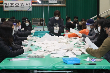 제20대 대통령 선거일인 9일 오후 선관위 관계자들이 제주 서귀포시 강창학종합경기장 내 올림픽기념국민생활관에 마련된 개표소에서 개표를 진행하고 있다. 사진=연합뉴스