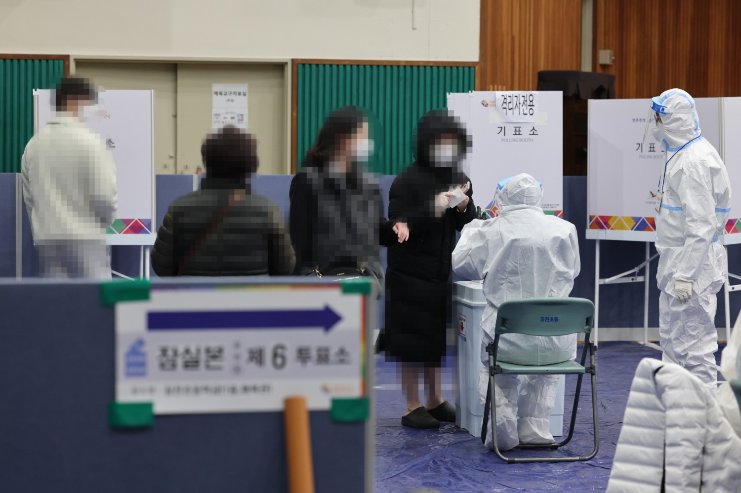 제20대 대통령선거일인 9일 오후 서울 송파구 잠전초등학교 체육관에 마련된 잠실본동 제5투표소에서 코로나19 확진·격리 유권자들이 투표하고 있다. (사진=연합뉴스)