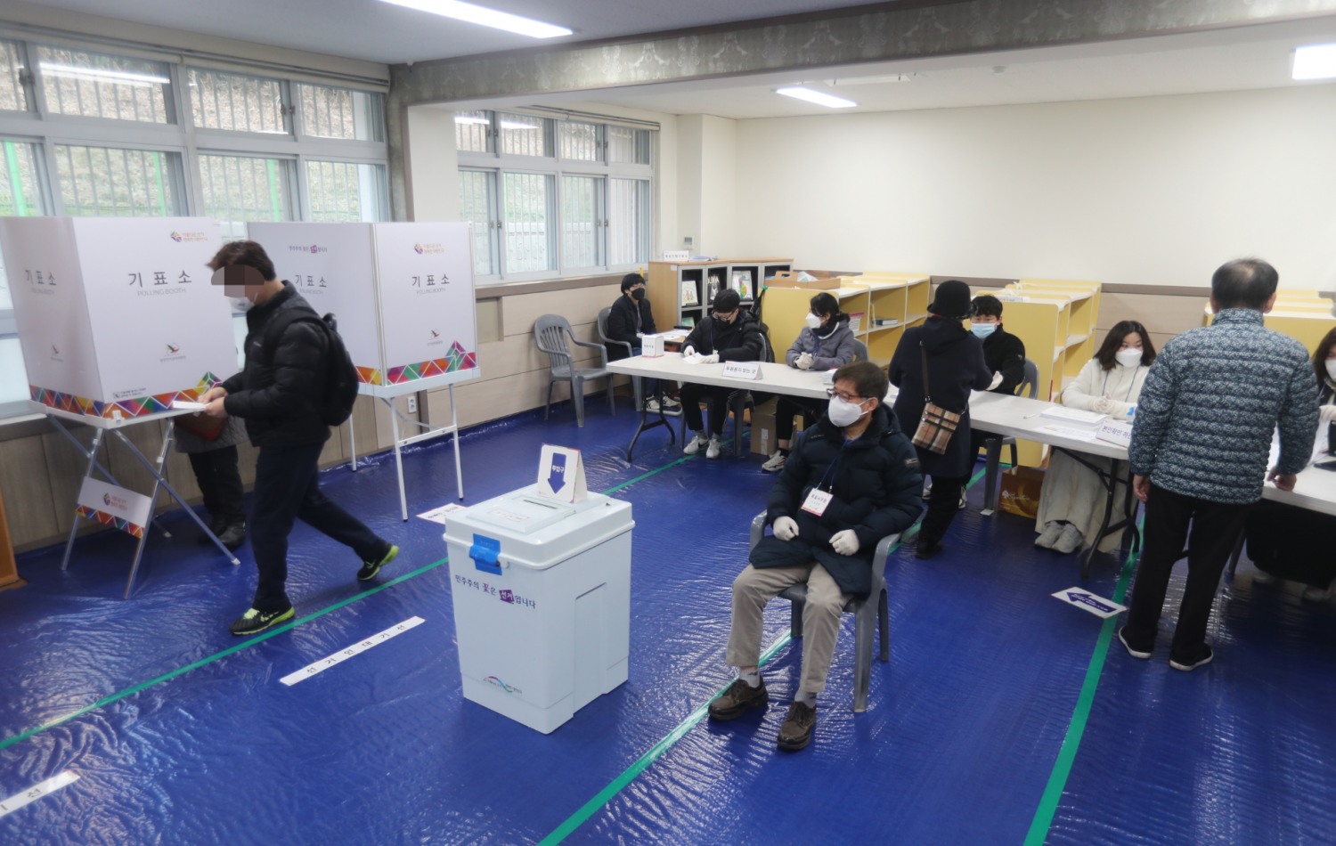 제20대 대통령선거일인 9일 학장동제1투표소에서 시민들이 투표하고 있다. (사진=연합뉴스)