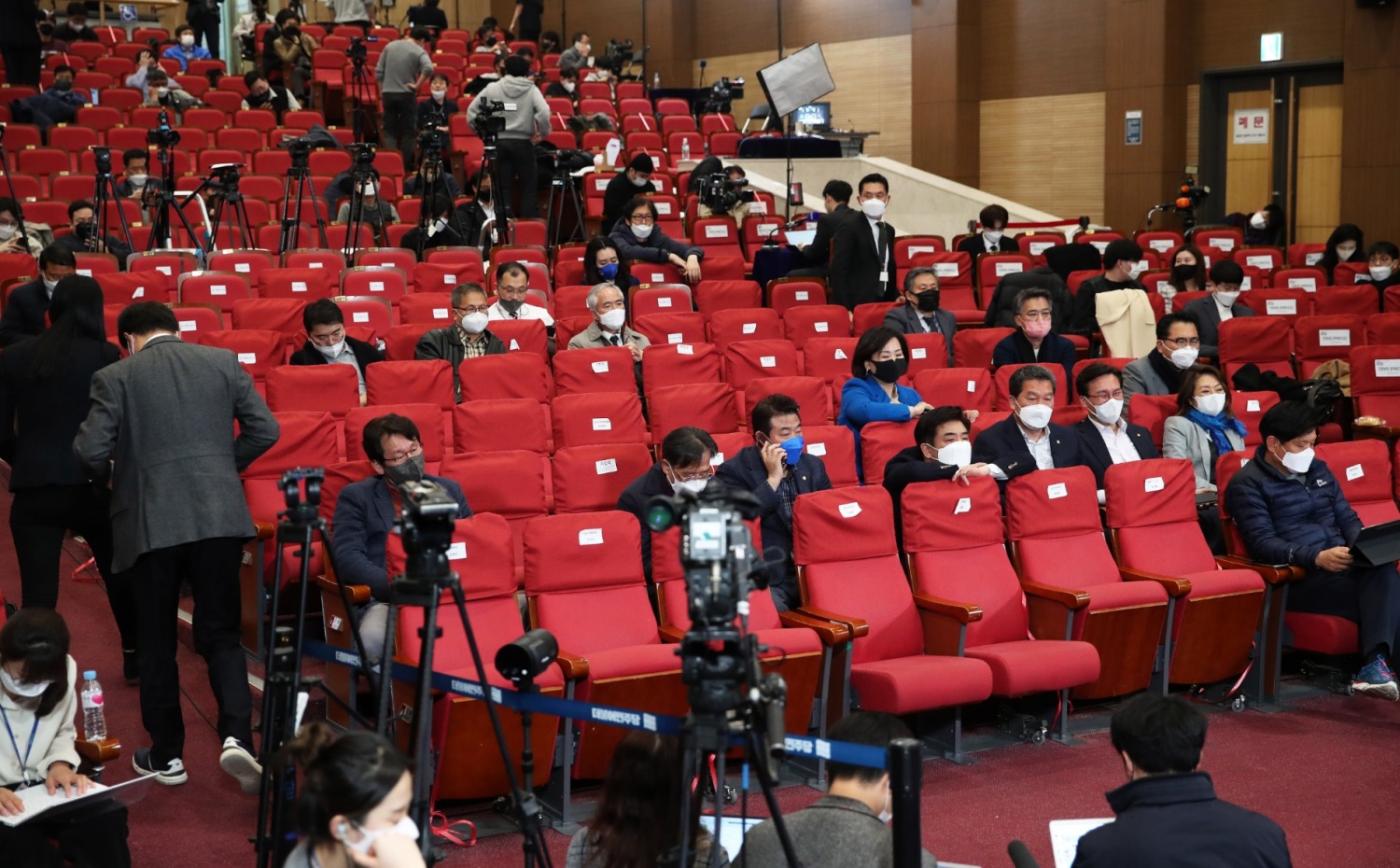 득표율 역전 지켜보는 민주당.(서울=연합뉴스)