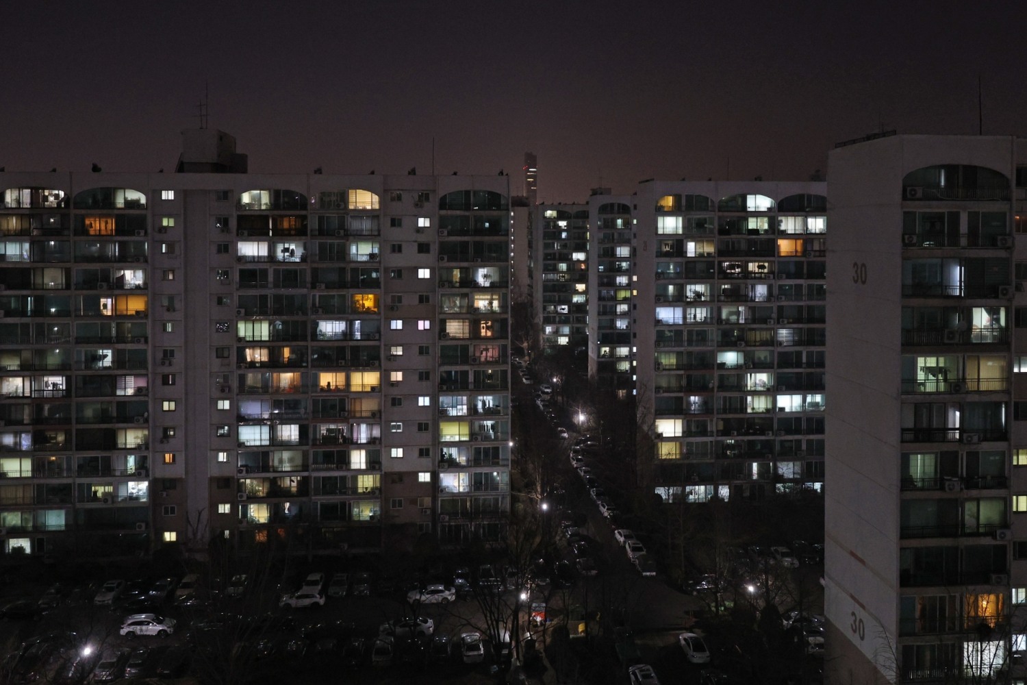 대선 출구조사 초박빙에 커져있는 밤 아파트 전경.(사진=연합뉴스)