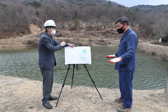 오규석 기장군수는 11일 오전 백길 저수지에 이어 오후 2시 30분경 지역 농업인에게 안정적인 영농환경을 제공하고 자연재난 피해 예방을 위해 추진 중인 철마면 '곽암 저수지' 정비 공사 현장을 방문해 점검하고 있다.(사진제공=부산 기장군)