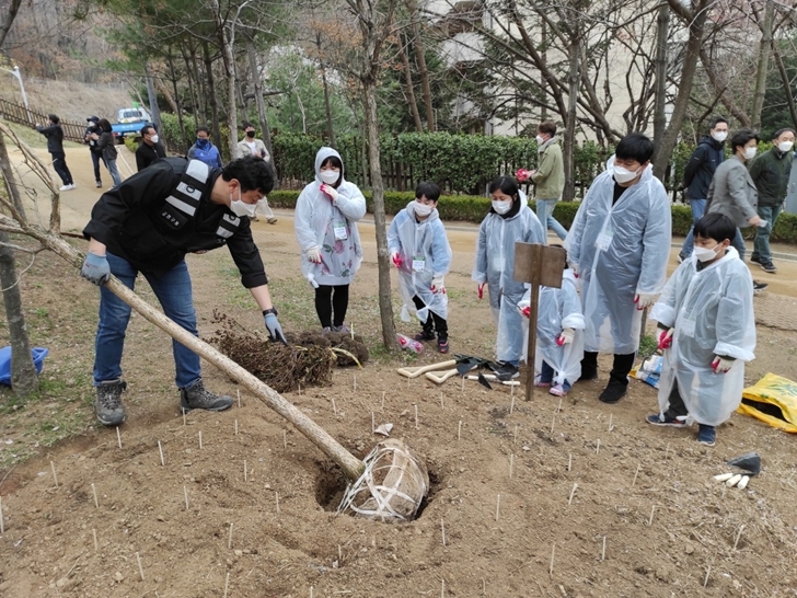 금천구, 구민과 함께하는 ‘식목일 나무심기 행사’ 개최