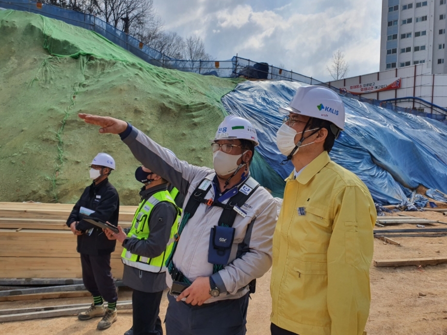 국토안전관리원 김일환 원장, 광주 아이파크아파트 붕괴사고 현장 안전점검(노란옷).(사진=국토안전관리원)