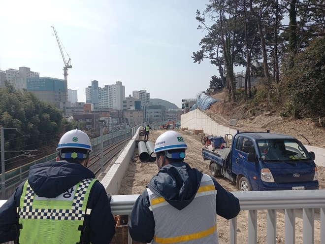 부산 기장 동해선 오시리아역 합동점검 모습.(사진제공=한국철도 부산경남본부)