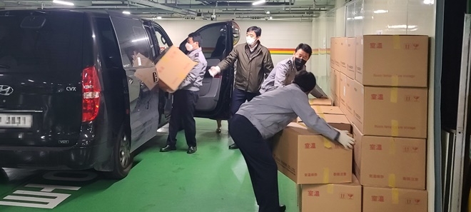 신속항원검사 키트를 옮기고 있다.(사진제공=부산경찰청)