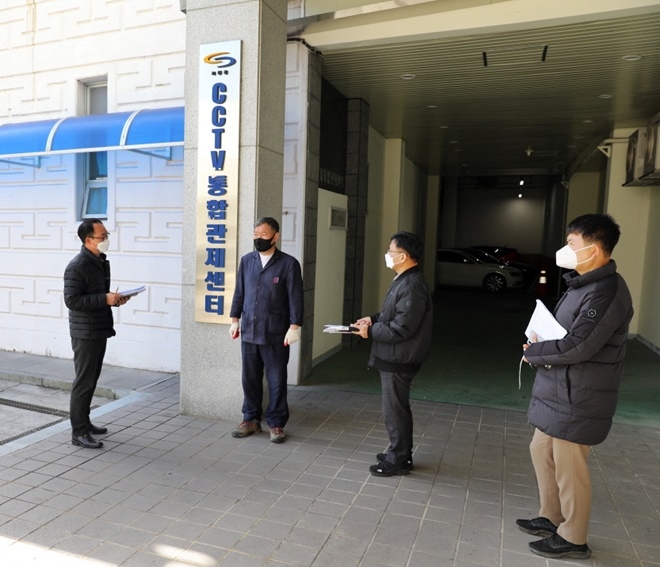 오규석 기장군수는 15일 오전 10시 30분경 각종 범죄와 재난 등 사건·사고에 대비하기 위해 운영 중인 ‘CCTV 통합관제센터’를 방문해 사업 추진 현황 등에 대해 점검하고 있다.(사진제공=부산 기장군)