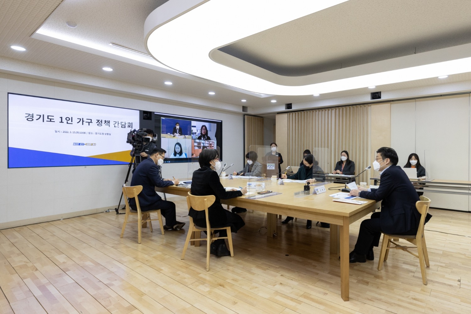 오병권 권한대행이 경기도 1인 가구 정책 (영상)간담회를 진행하고 있다.
