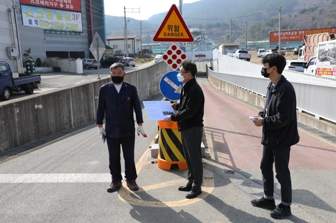 오규석 기장군수는 15일 오후 2시 30분경 집중호우나 태풍 등 우기를 대비해 추진 중인 ‘무곡지하차도 전광판 설치 공사’ 현장을 방문해 점검하고 있다.(사진제공=부산 기장군)