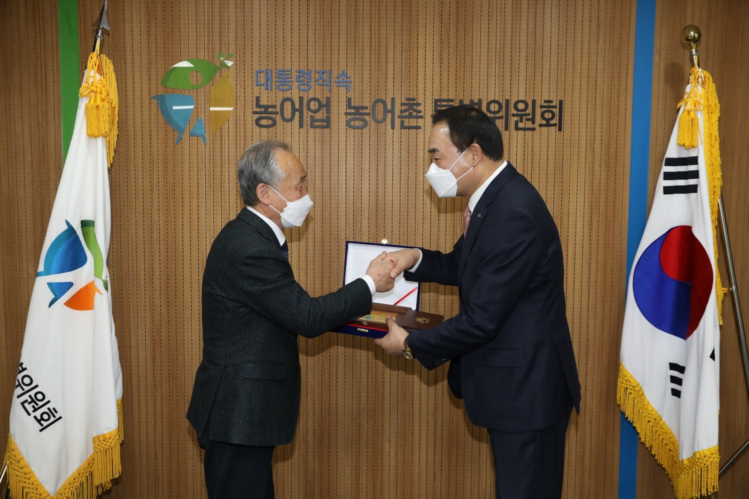 15일 서울 종로구 농어업·농어촌특별위원회(농특위) 위원장실에서 열린 감사패 전달식에서 임준택 수협중앙회장이 정현찬 농특위 위원장으로부터 직접 감사패를 전달 받으며 악수를 하고 있다. (사진=수협중앙회)