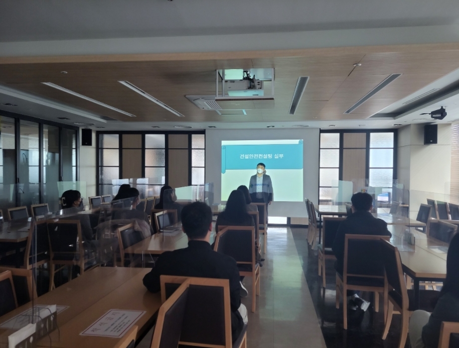 수원시 공무원 대상 `건설안전 컨설팅` 실시 전경.(사진=국토안전관리원)