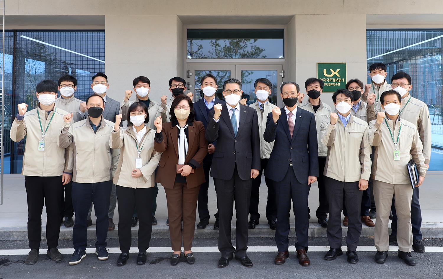 맨앞줄 왼쪽부터 LX공사 오애리 경영지원본부장, 김정렬 사장, 손종영 공간정보연구원장 등이 LX공간정보연구원 내 AIㆍ빅데이터분석센터 개소식에 참석했다. (사진=LX공사)