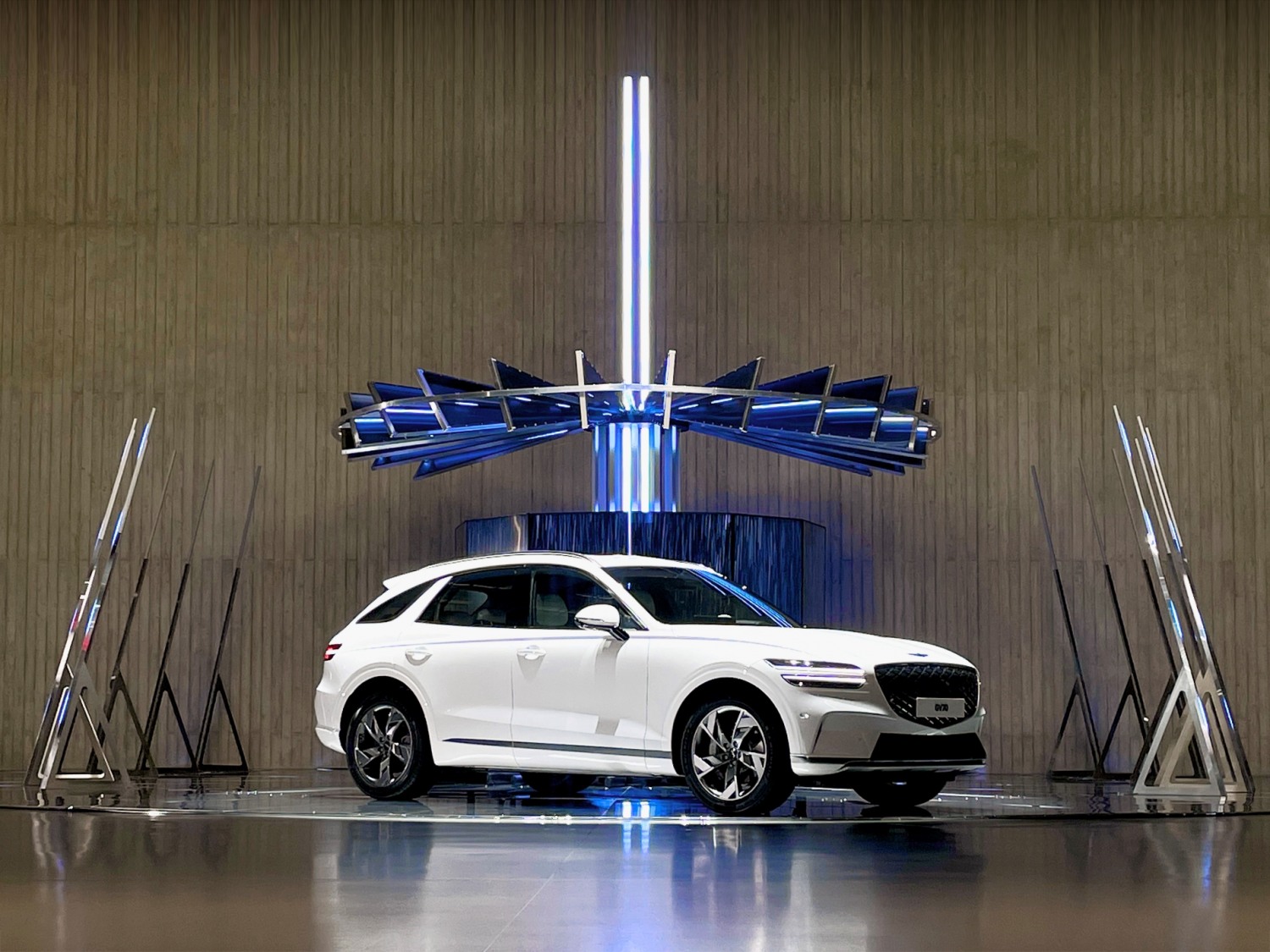 제네시스 수지에 전시된 GV70 전동화 모델의 모습.(사진=제네시스)