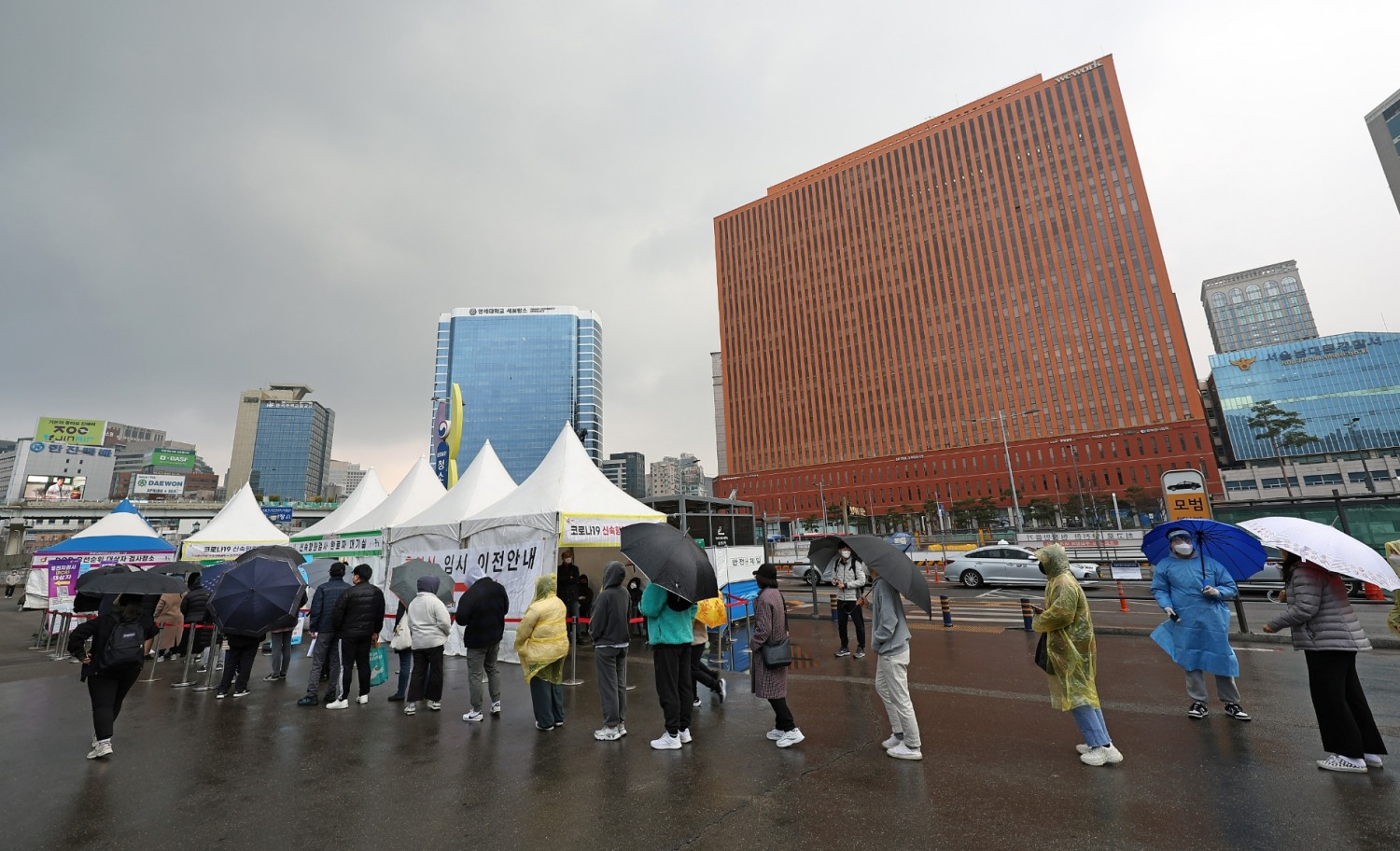 20일 오전 서울역 선별검사소를 찾은 시민들이 검사 순서를 기다리고 있다.(사진=연합뉴스)