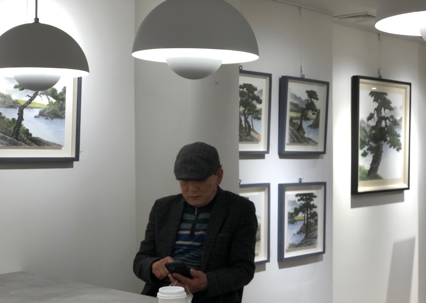갤러리 티움 전시장 내 이병만 화백. (사진= 이병만 화백)