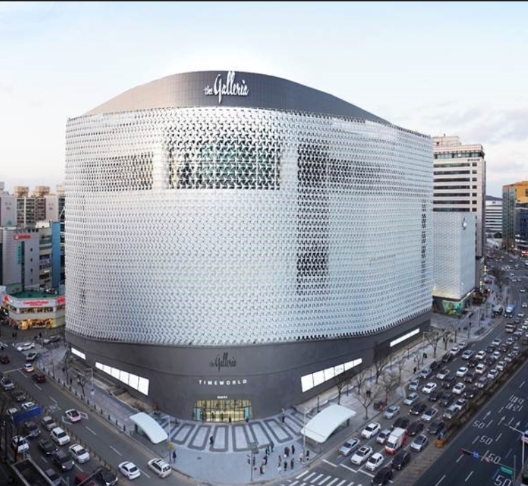 지진 안전시설물 인증을 받은 대전 한화갤러리아타임월드백화점 건물.(사진=국토안전관리원)