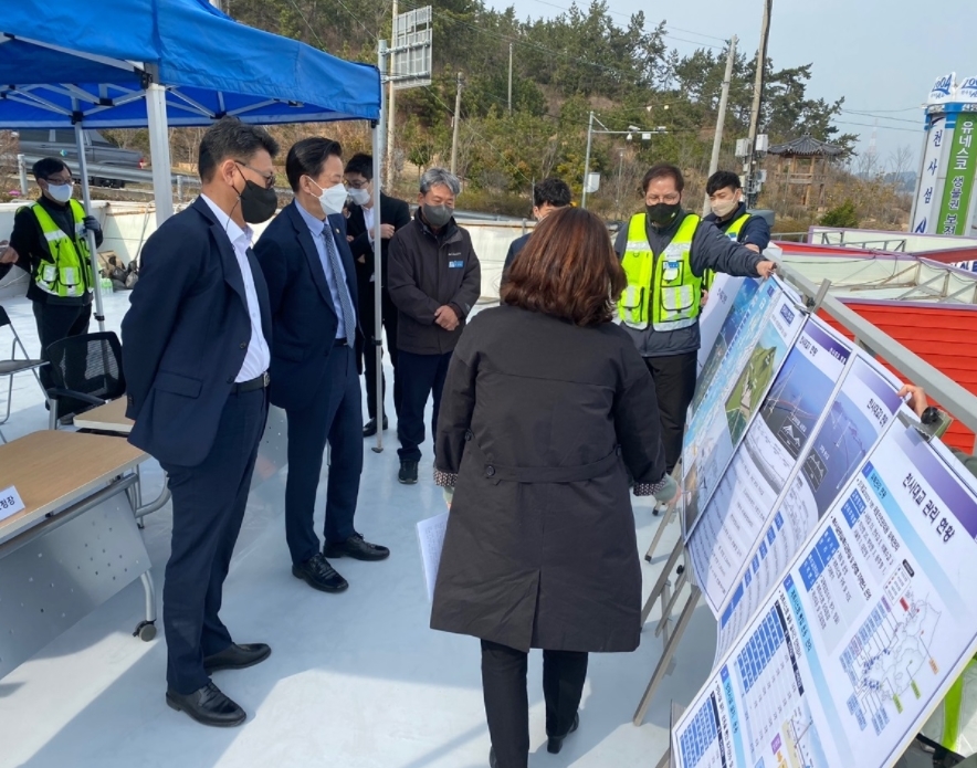 황성규 국토부 2차관이(왼쪽에서 세 번째) 천사대교 시설물 현황에 대한 설명을 듣고 있다. (사진=국토안전관리원)