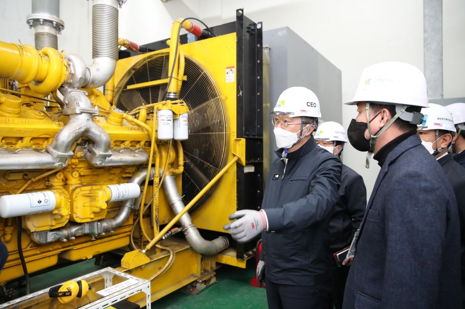 김현준 LH 사장이 수서1단지 비상발전기실을 점검하는 모습.(사진=LH)