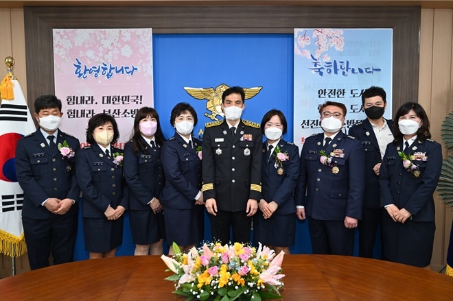 부산진소방서 의용소방대 지역대장 이·취임식 기념촬영.(사진제공=부산소방재난본부)