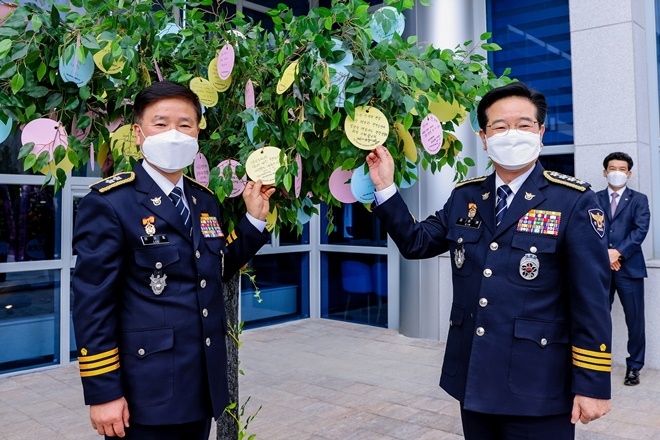이상률 경남경찰청장과 김창룡 경찰청장(우측)이 희망나무 에서 기념촬영.(사진제공=경남경찰청)