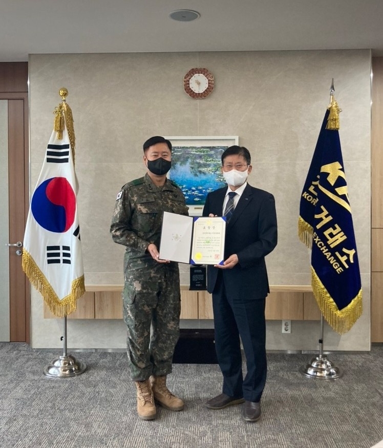 전력거래소(이사장 정동희)는 23일 광주․전남지역을 관할하는 31사단장(소장 최순건)이 기관을 방문한 자리에서 2021년 통합방위태세 우수기관으로 “국방부장관 표창”을 전달받았다.(사진=전력거래소)