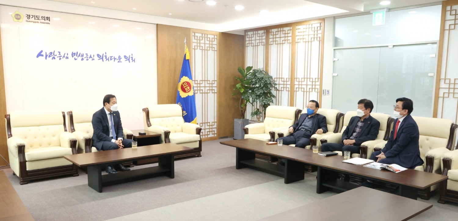 장현국 경기도의회 의장이 5·18민주화운동부상자회 경기도지부 임원진들과 정담회를 진행하고 있다.