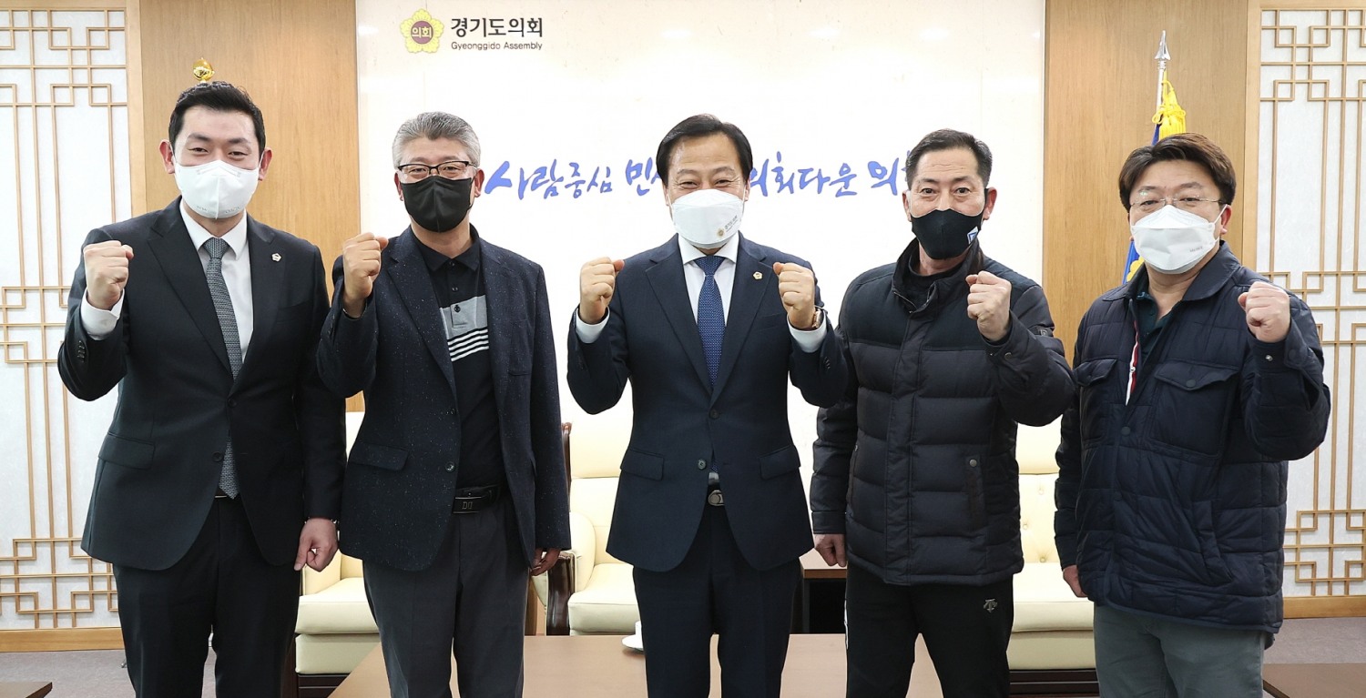 장현국 의장이 수원지역 당구연맹 임원진들과 정담회 후 기념촬영을 하고있다.
