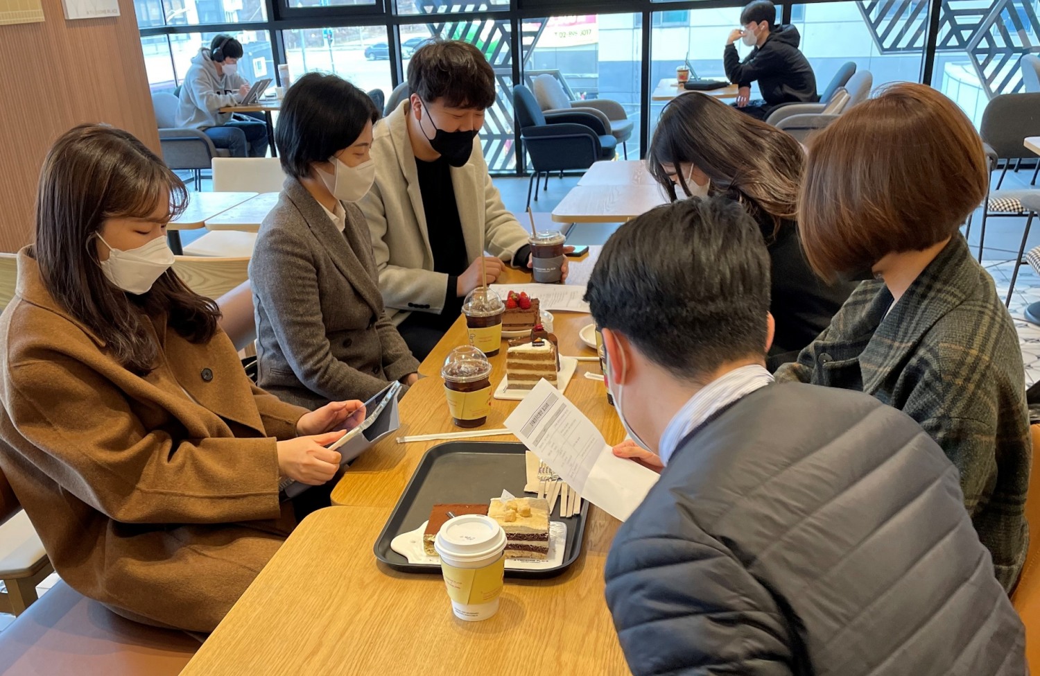 지난 23일 열린 제2차 2030 청년이사회에서 구성원들이 모여 심층 깊은 토론을 하고 있다.(사진=국민체육진흥공단)