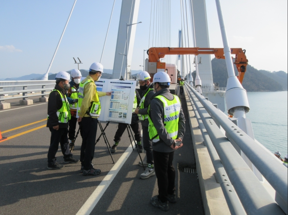 국토안전관리원 김일환 원장(왼쪽에서 세 번째)이 화태대교 현장 안전점검에 참여하고 있다. (사진=국토안전관리원)