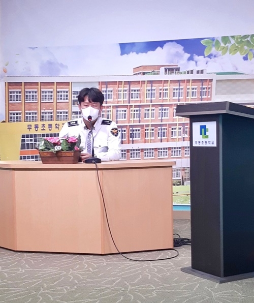 무동초 방송실에서 비대면으로 어린이 교통안전교육을 하고 있다. (사진제공=창원서부경찰서)