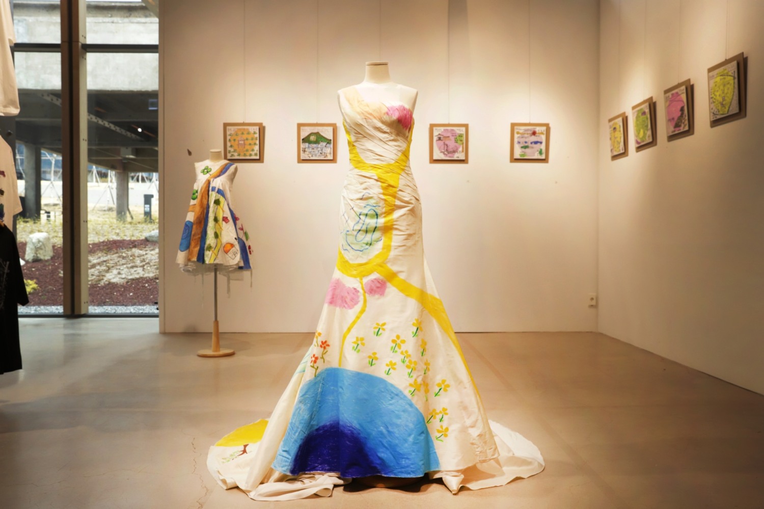 청강대 제작 평화메시지 의상