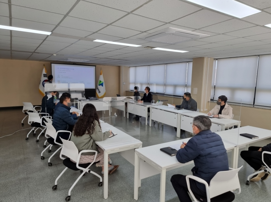 국토안전관리원 강원지사 직원들이 중대재해처벌법 관련 전문가 초빙 교육을 받고 있다.(사진=국토안전관리원)