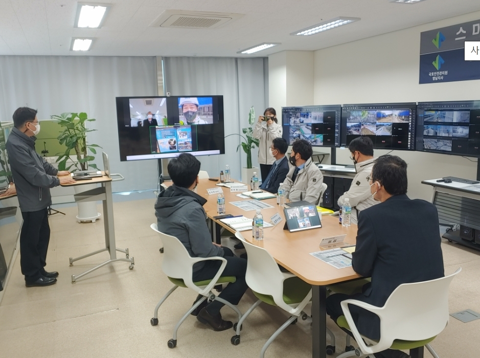 김일환 국토안전관리원 원장이 화상을 통해 스마트 안전장비 운영 현황 및 안전관리 실태점검을 실시하고 있다.(사진=국토안전관리원)